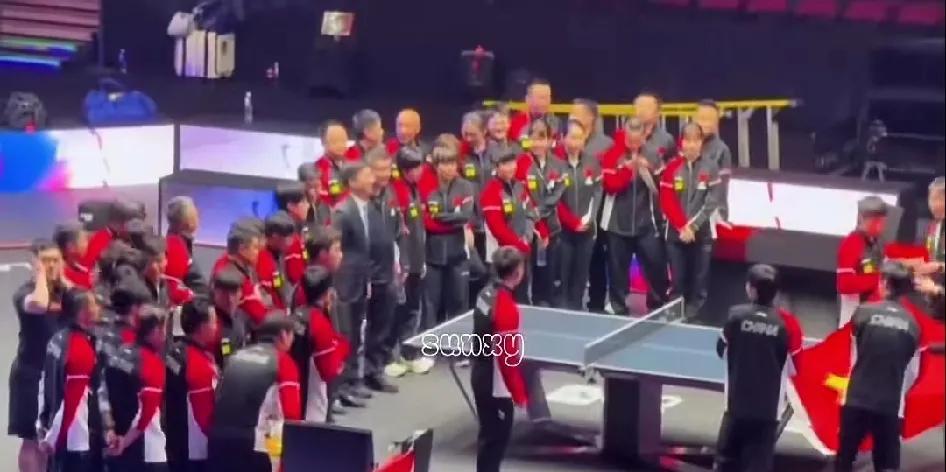 孙颖莎实在看不下去了，竟然主动上前要拉旗。美国大满贯赛合影环节现场乱哄哄的，大