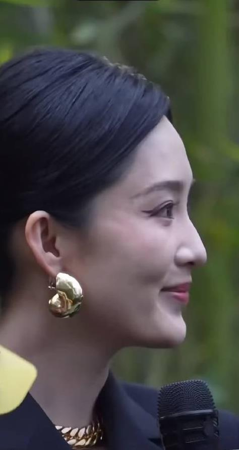 李沁这是纯怼脸生拍啊，她真的皮贴骨，脸上没有一丝多余的肉
