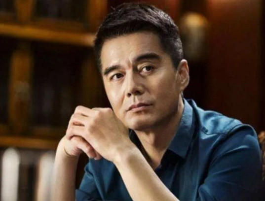 那年，《人M的名义》筹拍，李路邀请许亚军出演“祁同伟”一角，他看了剧本说：“不演