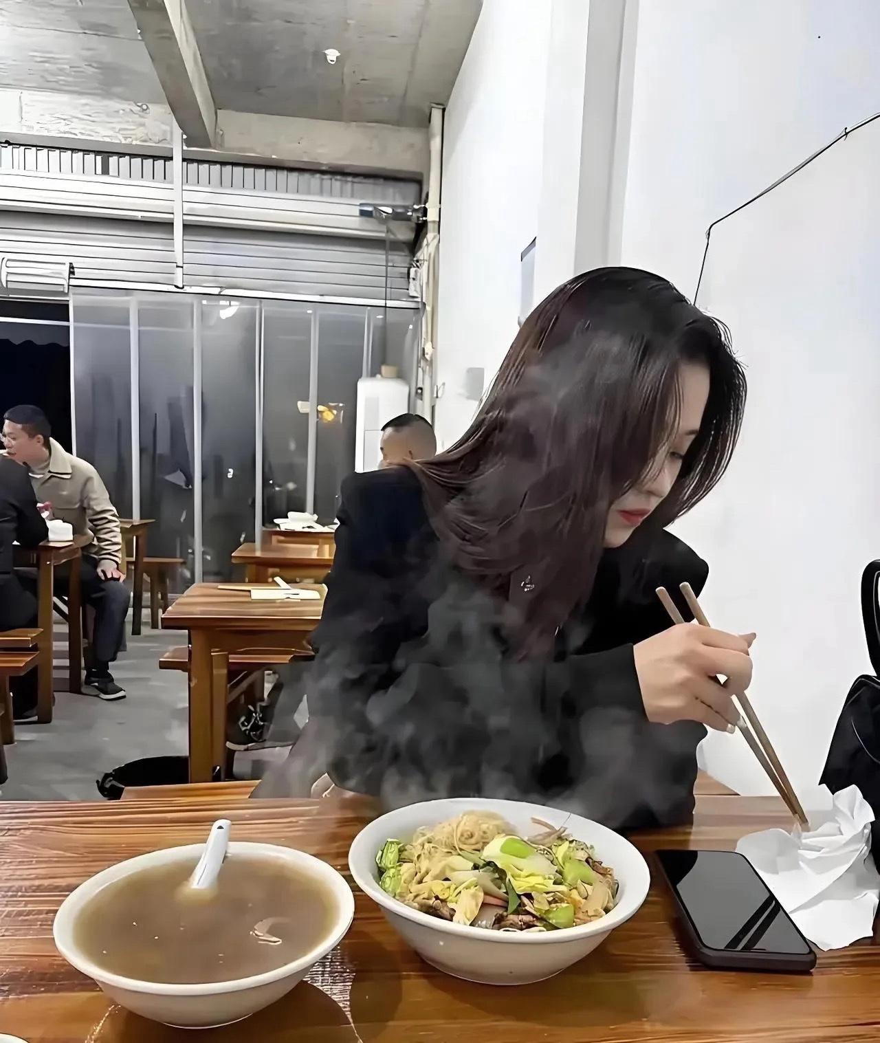 什么级别才能跟她同坐！