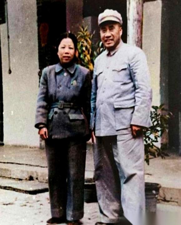 这张朱德与邓颖超的合影，很多人都说是第一次见。照片里，两个人只是并肩站着，表情