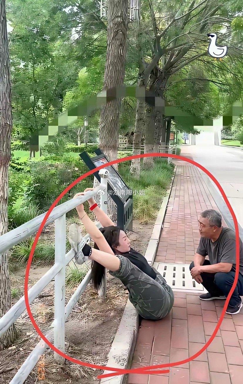 大爷蹲我面前凑得那叫一个近，我忍了半天终于问：“大爷，您这是怕我动作不标准，打算