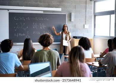 王虹高中的班主任，评价自己的学生，说王虹爸爸是数学老师，妈妈是英语老师，高考是桂