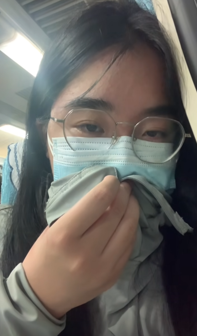 坐火车大叔坐我旁边吸烟快呛死了