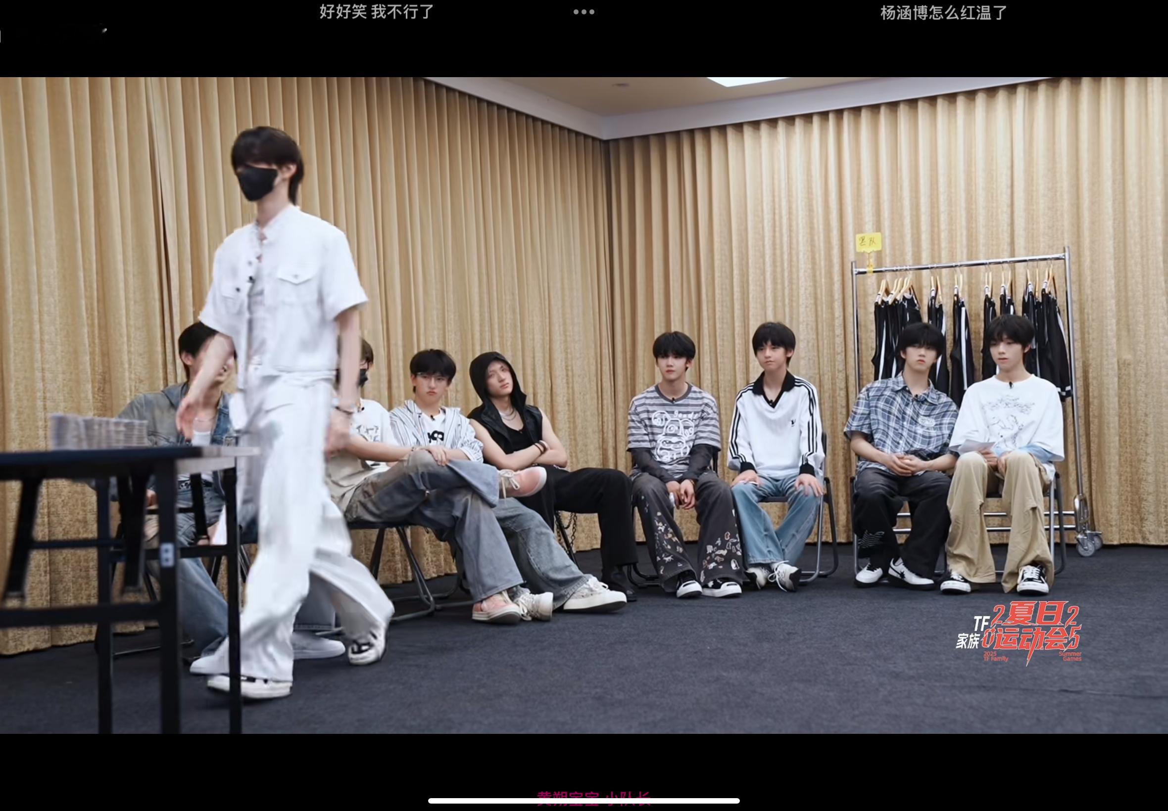 黄朔是模特吗？。。。哪来肩这么宽的人？而且这衣服好好看