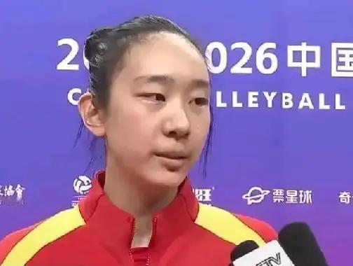 万梓玥无缘新一届中国女排集训大名单，让很多喜爱她的球迷们为之鸣不平，万梓玥作为江