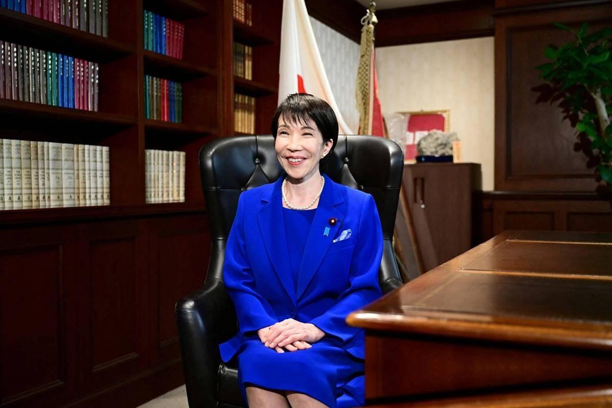太离谱了！一向做派强硬的日本政客高市早苗，为了保住自己的政治前途，居然当着一亿多
