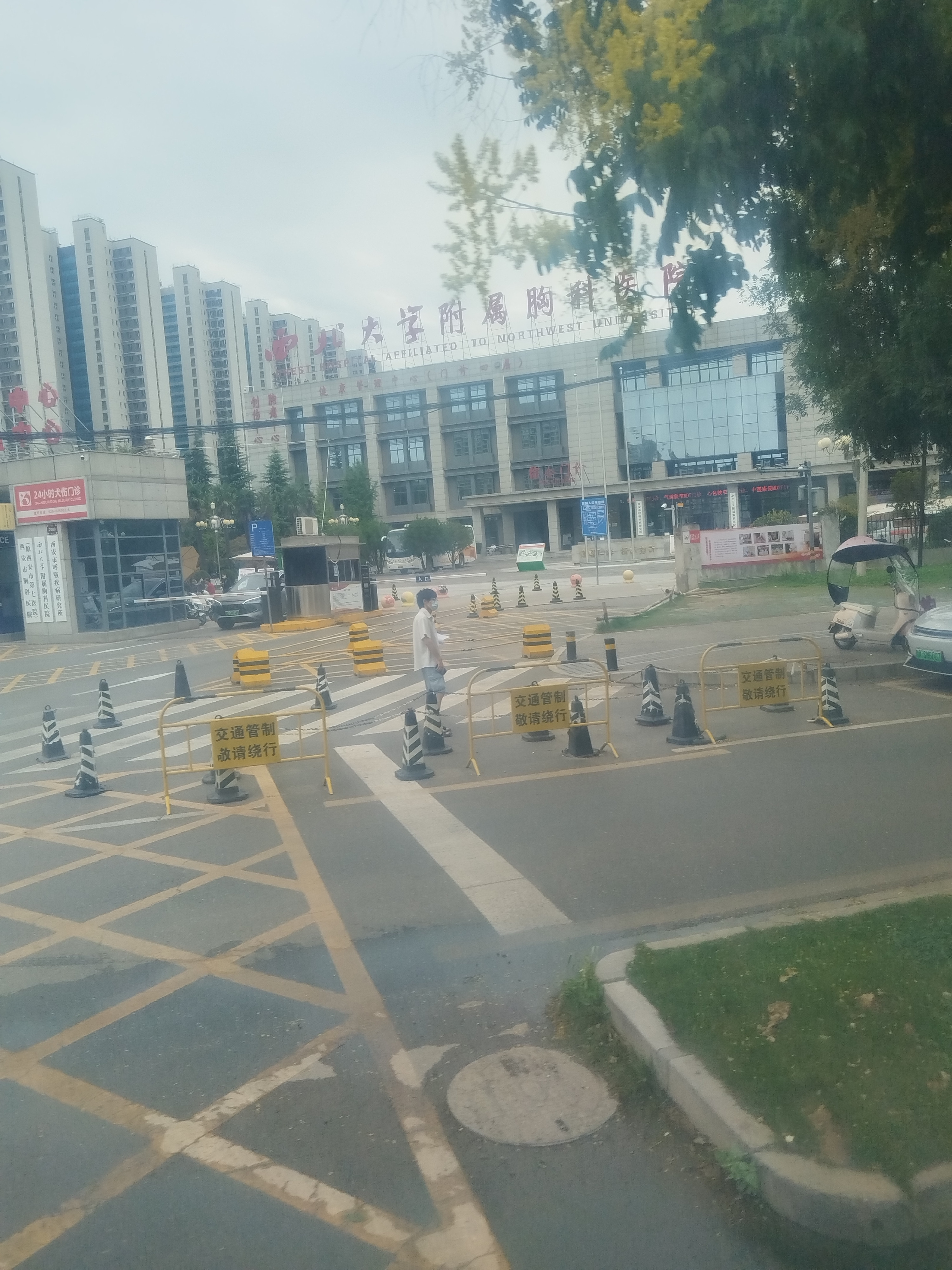 三兆村是西安市雁塔区最大的自然村，全村三千多户，人口八千多人，是雁塔区曲江街办拆迁最后一个城中村。曲