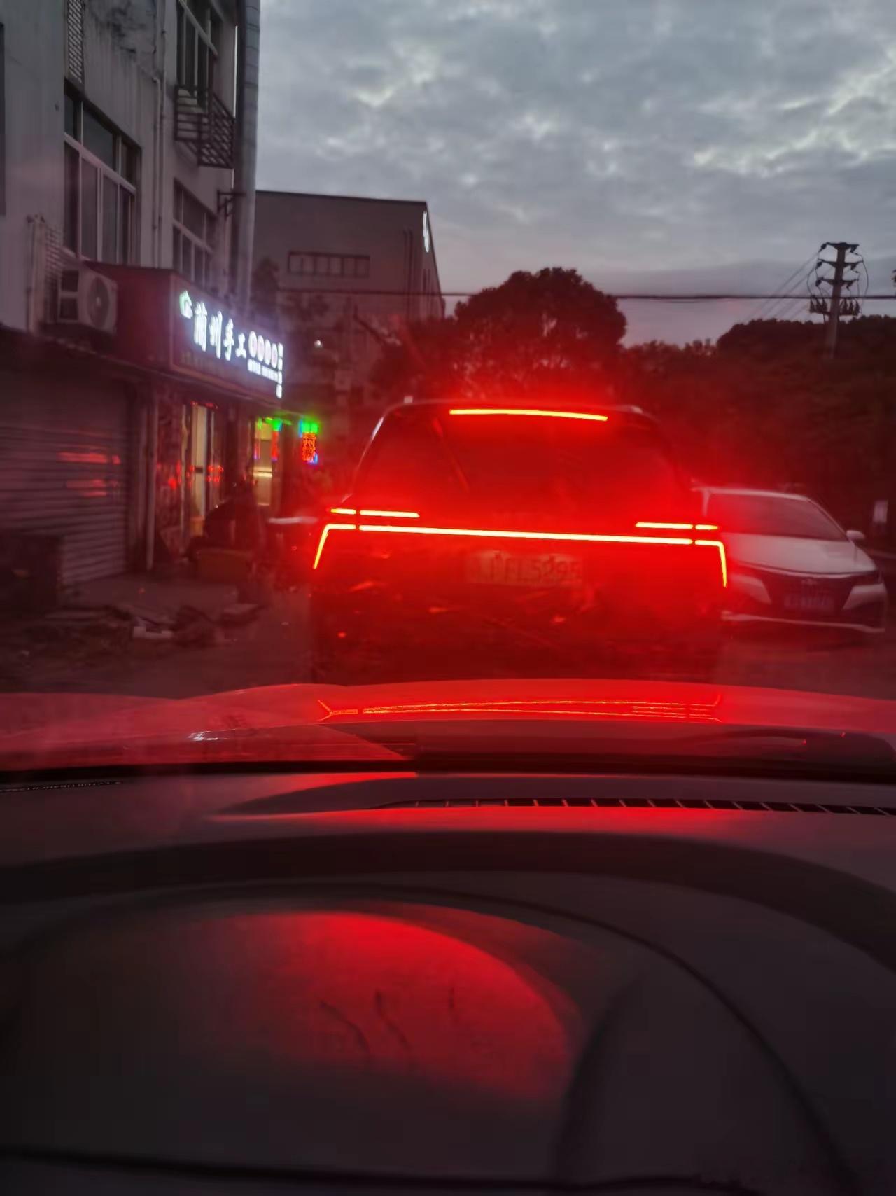 发明这种尾灯的人和审核单位，怕不是从没开过夜车。前LED贯穿式设计，到了晚上后视