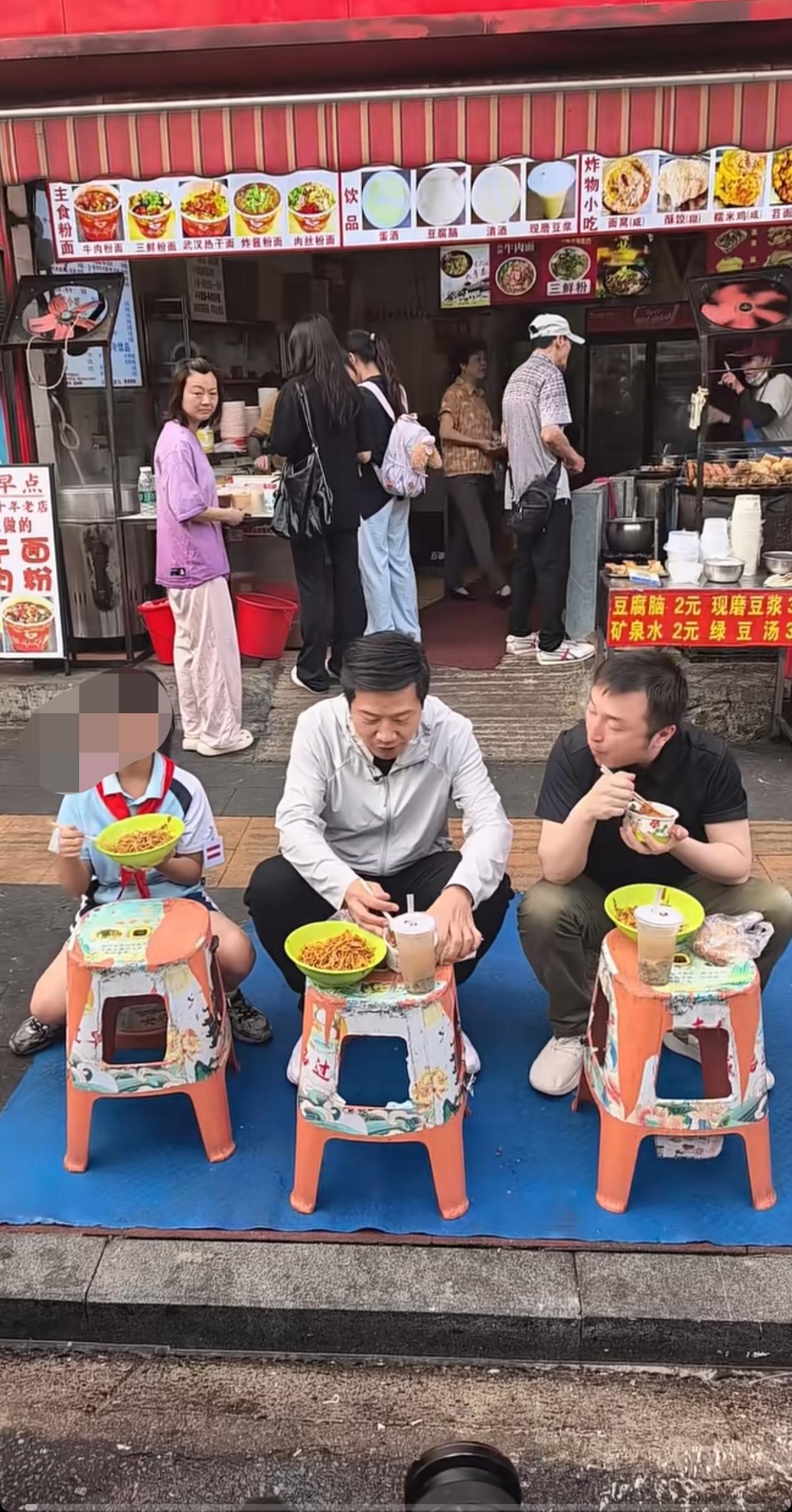 雷军在武汉街头趴在凳子上吃热干面，实在是太接地气了，丝毫没有大老板的架子，引得路