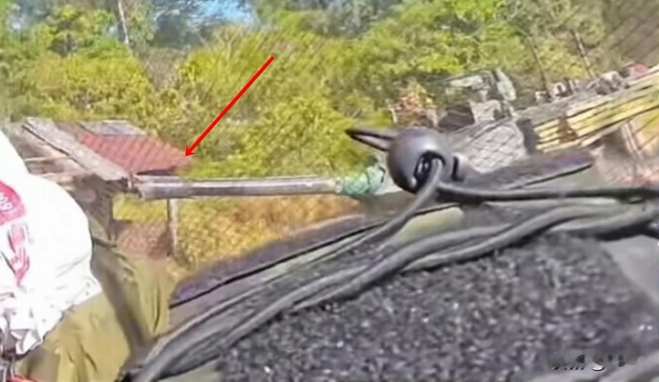 泰国VT-4第二个战损，从抽烟筒的地方炸开了？来自泰国军事媒体的报道。可能就