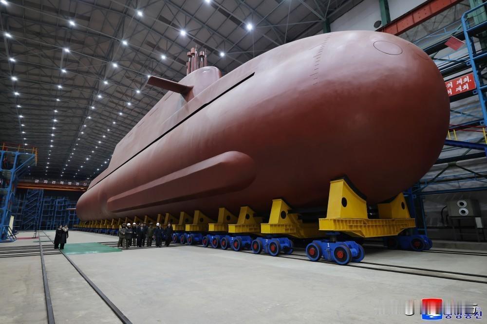 朝鲜领导人金正恩莅临现场指导了８７００吨级核动力战略导弹潜艇建造工作。金正恩