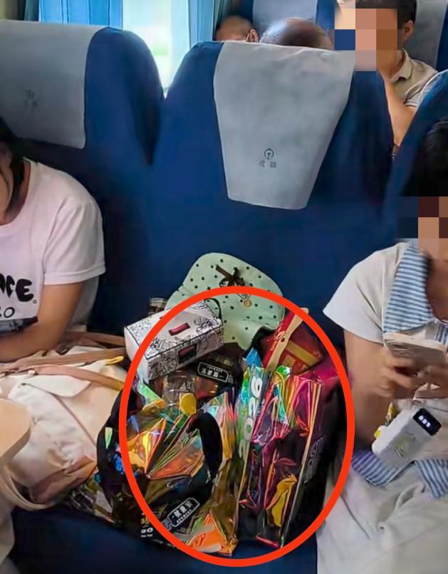 两个女孩买了三张火车硬座票，一个座位放零食，火车行驶过程中一位站票大姐想坐，结果