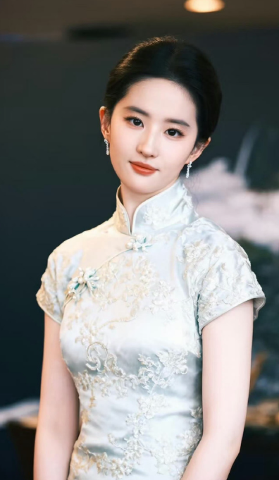刘亦菲一袭旗袍，气质如兰！​​​