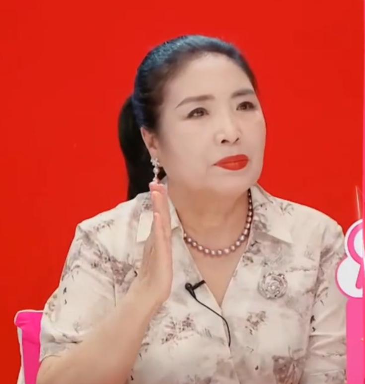 董璇妈妈这个人，她哪哪都好，但她有个很严重的问题，一直改不掉，那就是她太传统