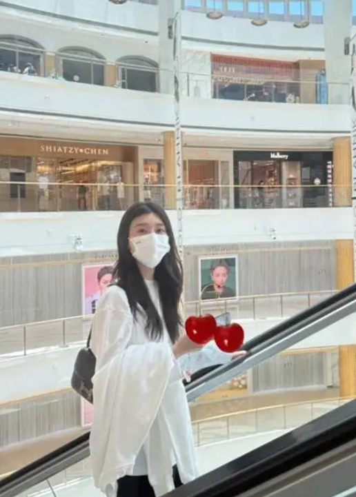 奚梦瑶独自逛商场，无logo穿搭尽显低调贵气