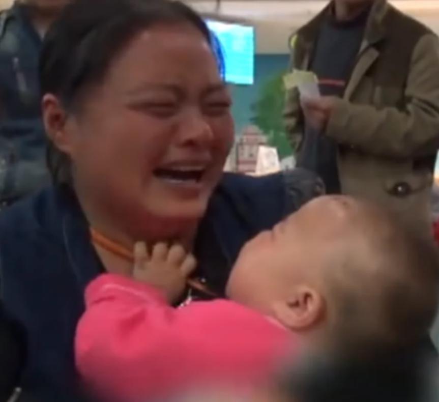 “谁这么狠毒？”2014年，山东聊城宝妈给11个月女儿洗澡时，发现孩子屁股上插着