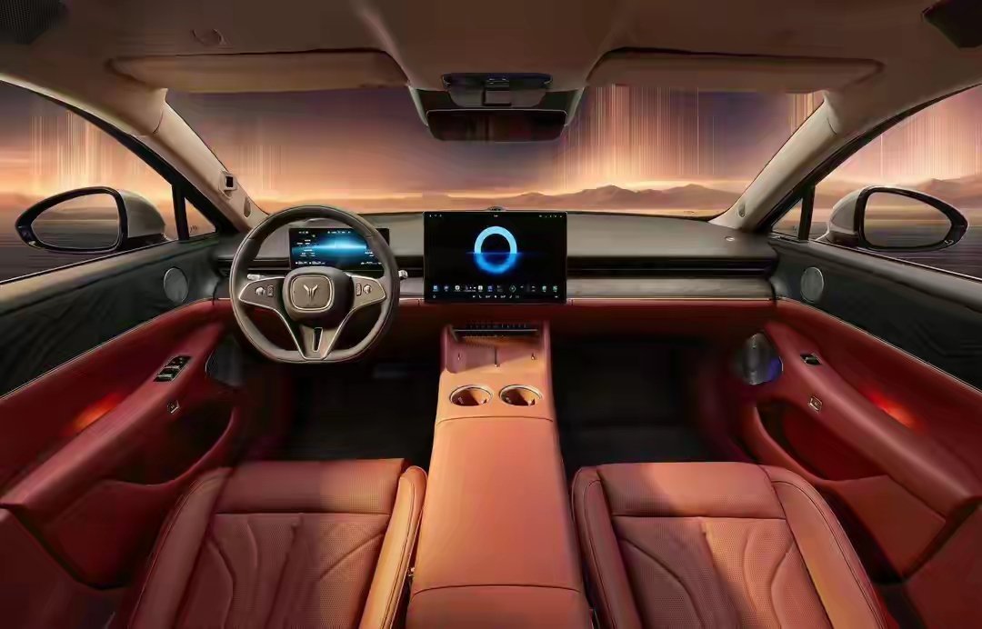 尊界S800是华为与江淮联合打造的大型行政轿车，于2025年5月30日上市，售价