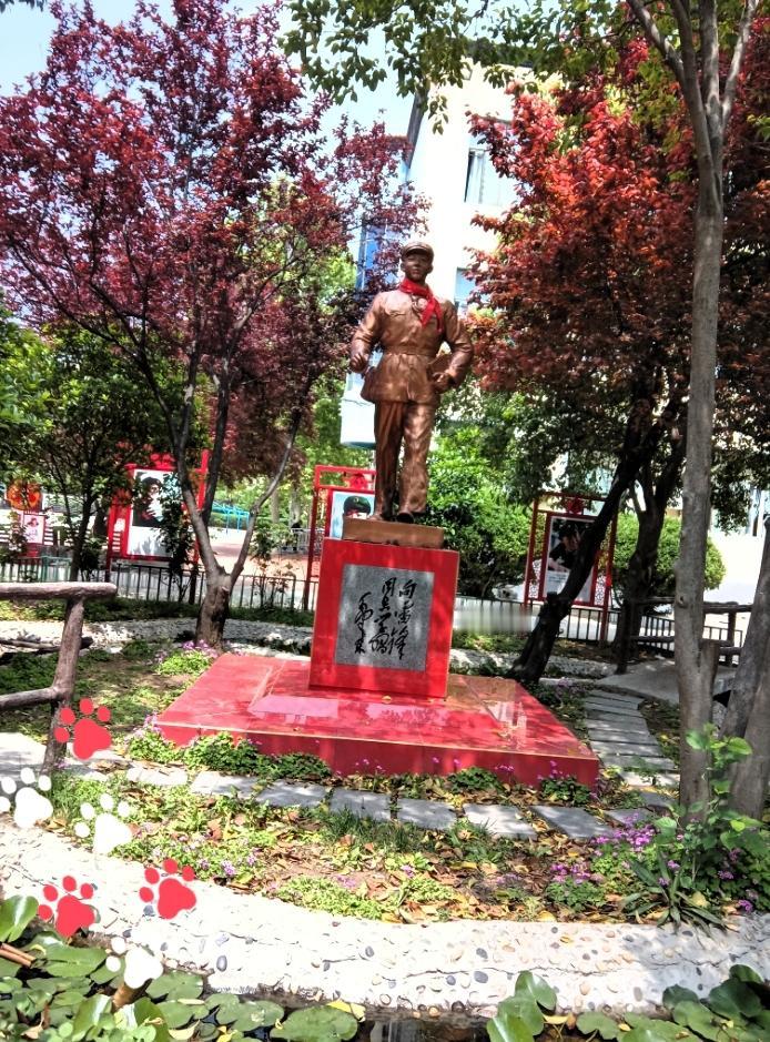 郑州新密这尊雷锋雕像，看着就很暖心！在郑州新密的小公园里，偶遇了这尊雷锋雕