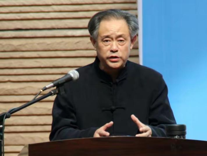 前脚院长刚被带走。儿子跟着就联系不上了。一家小拍卖行匆忙关了门。他们越是