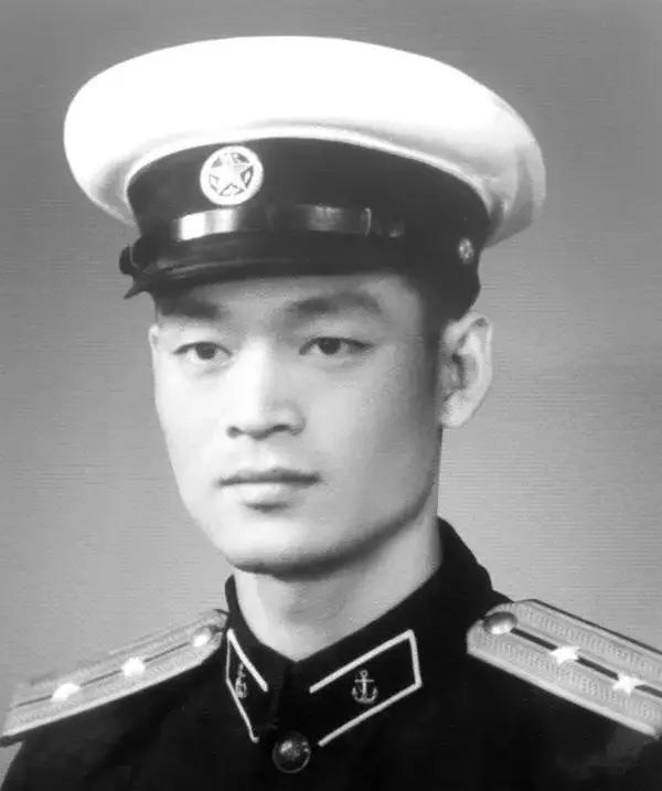许光，男，汉族，1929年4月7日出生于湖北麻城县乘马岗乡许家洼（今河南新县田铺