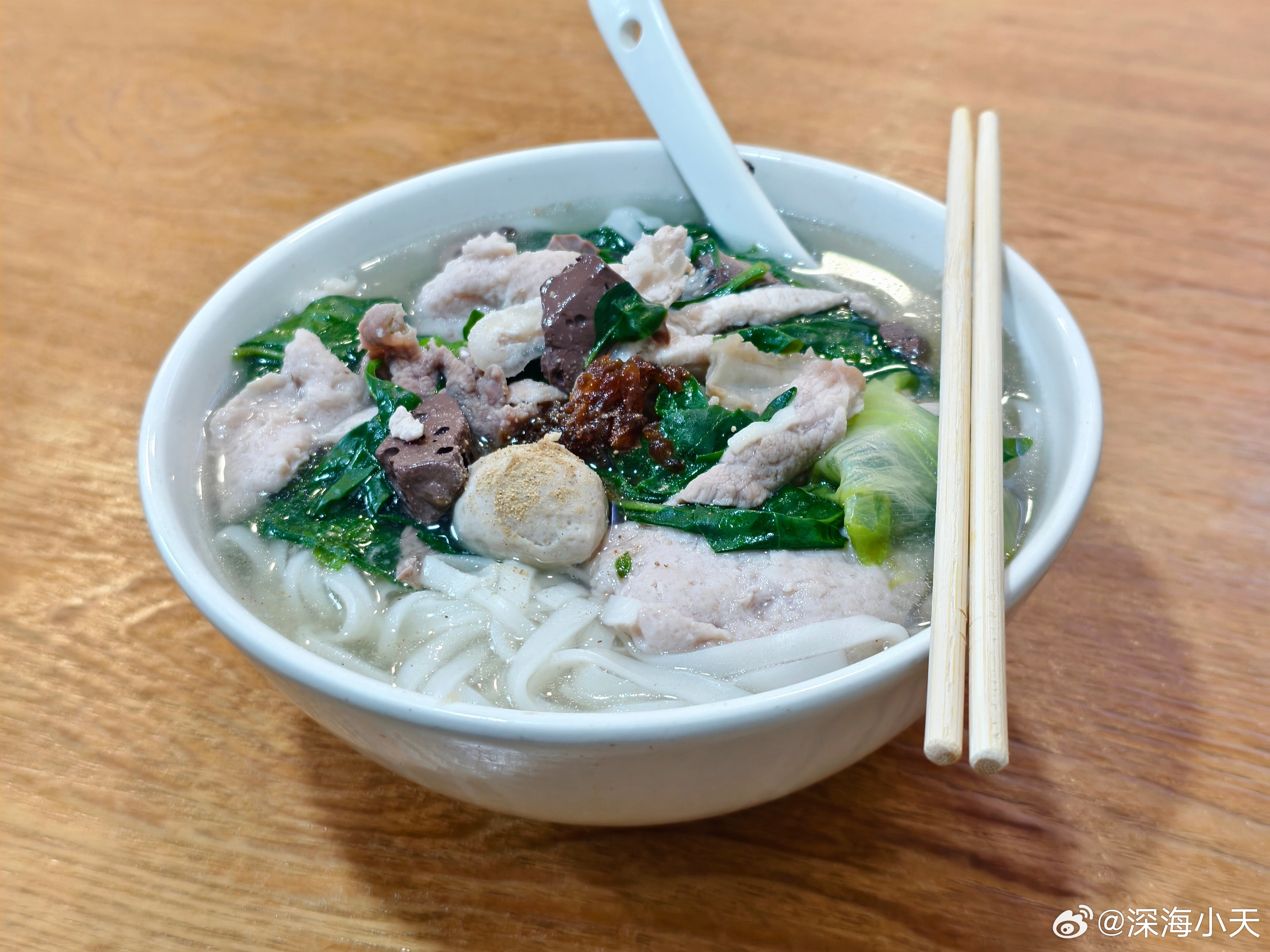 15元一碗的猪杂汤粿条，有猪肉丸，粉肠，猪心，猪肝，猪血，枸杞叶，我喜欢加点冬菜