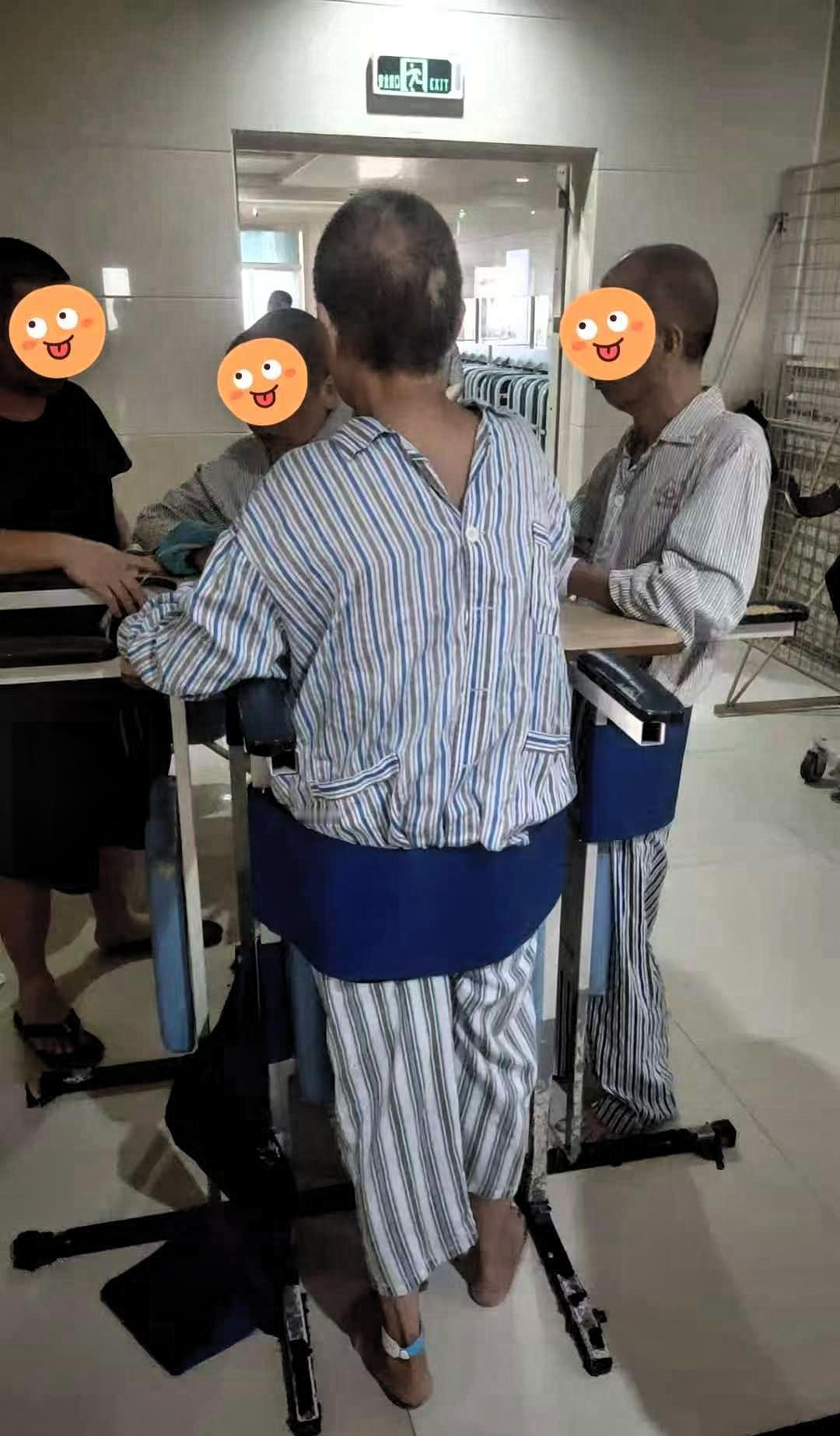 一位殡仪馆的老师傅这样说：“活着才是王道，你要知道，每天推过来的人里，有一半银