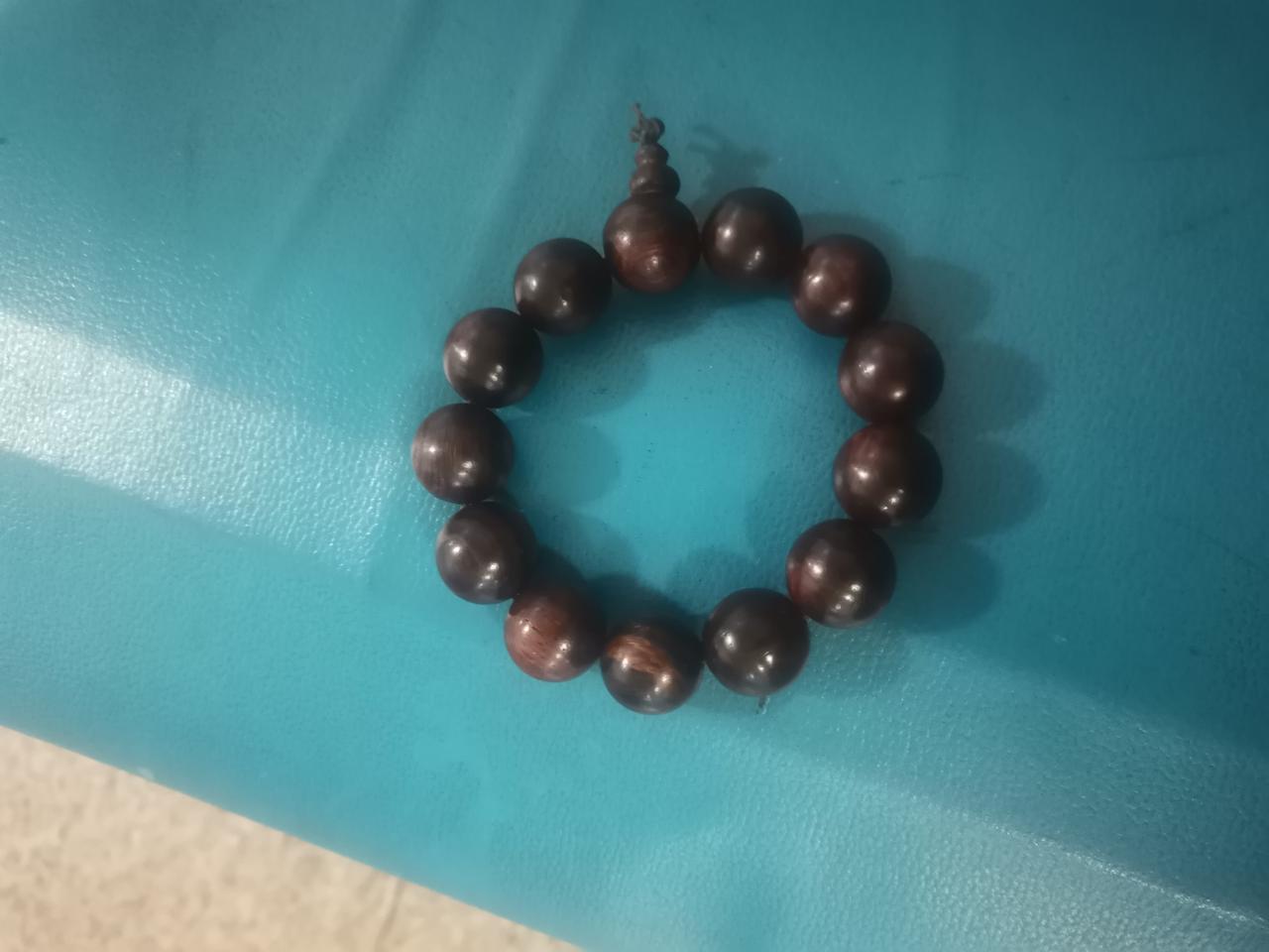 把玩黄花梨老料，感觉就是与众不同，那出色的油性与质感，令人赞叹。这莫非就是传说中