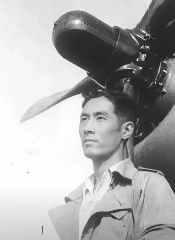 1944年，飞行员王光复，炸完日军军列准备往回飞。路过荆门机场时，看到几架日本飞