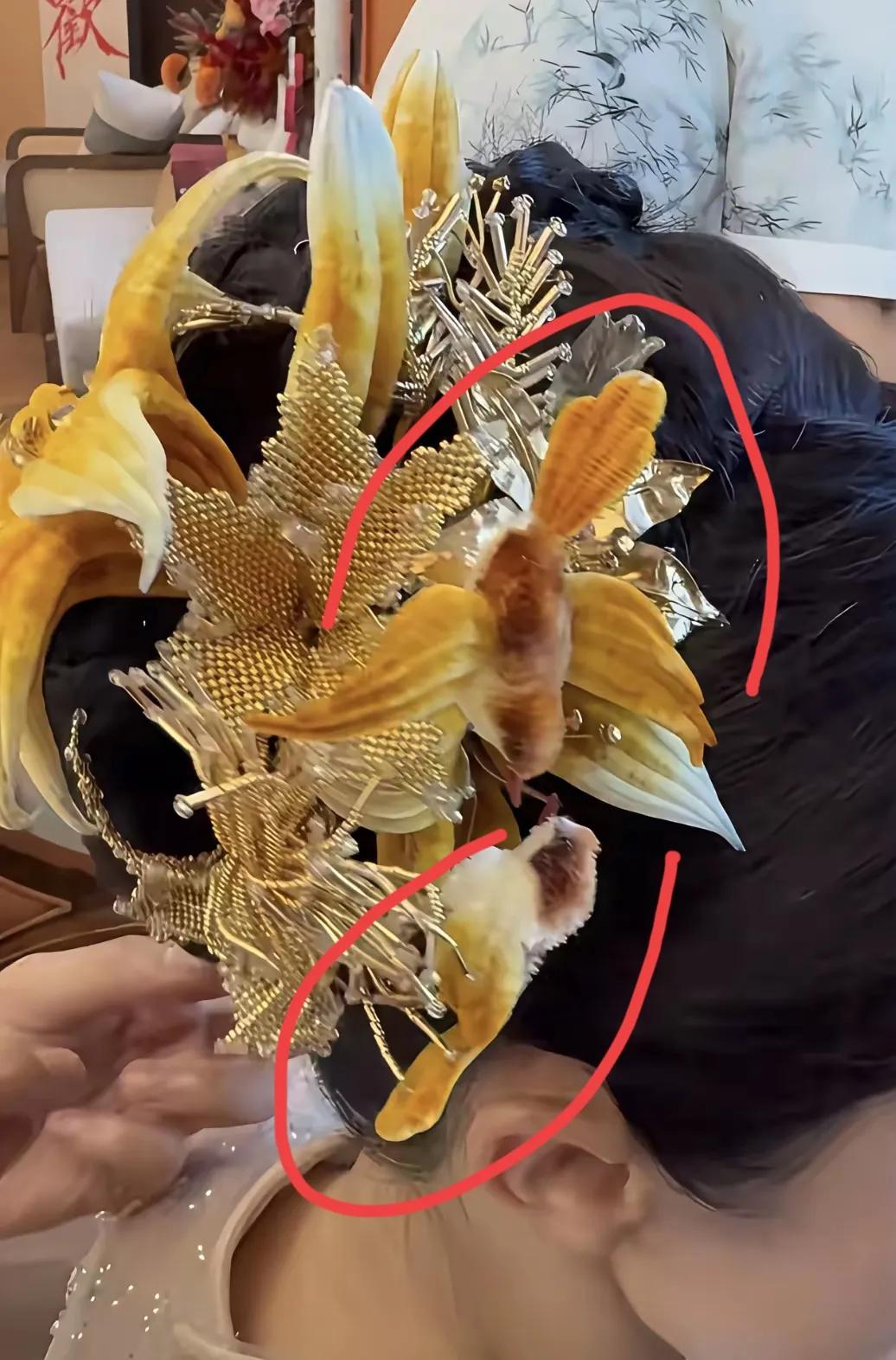 董璇婚礼上，惊奇的发现，不知道这是何寓意？头饰中一朵大大的百合我是认出来了！