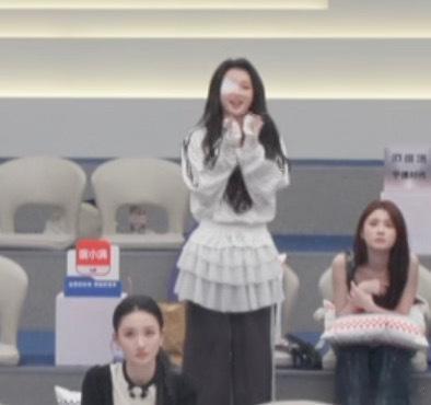 者来父就这么宠爱地看着者来父（加勒比海盗版）就这样在后台顶着她的麦粒肿宠溺的看