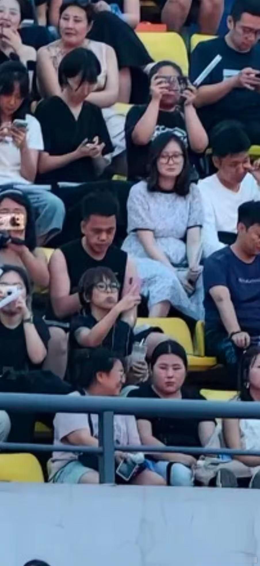 笑死了，看演唱会朋友在抖音网友的照片里找到了我。实在不好意思了周传雄，我在听碧昂