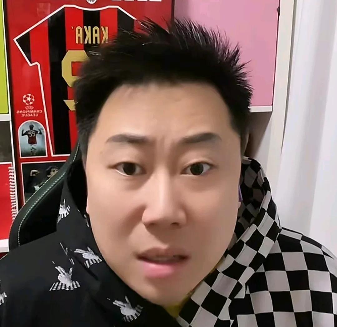 媒体人李宝库怒斥，武磊伤愈复出后仍然还在假摔跳水骗点球。在超级杯的比赛上，武磊