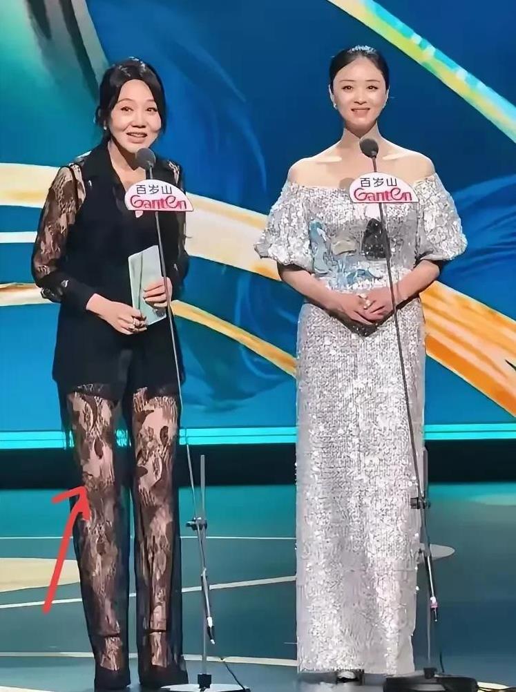 要被闫妮给逗死了！在领奖舞台上，她穿的衣服超级搞笑。这黑丝袜要多夸张，有多夸张，