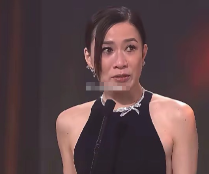 佘诗曼拿下TVB视后时，整个人激动的语无伦次，眼泪流个不停，眼妆都被眼泪冲花了，