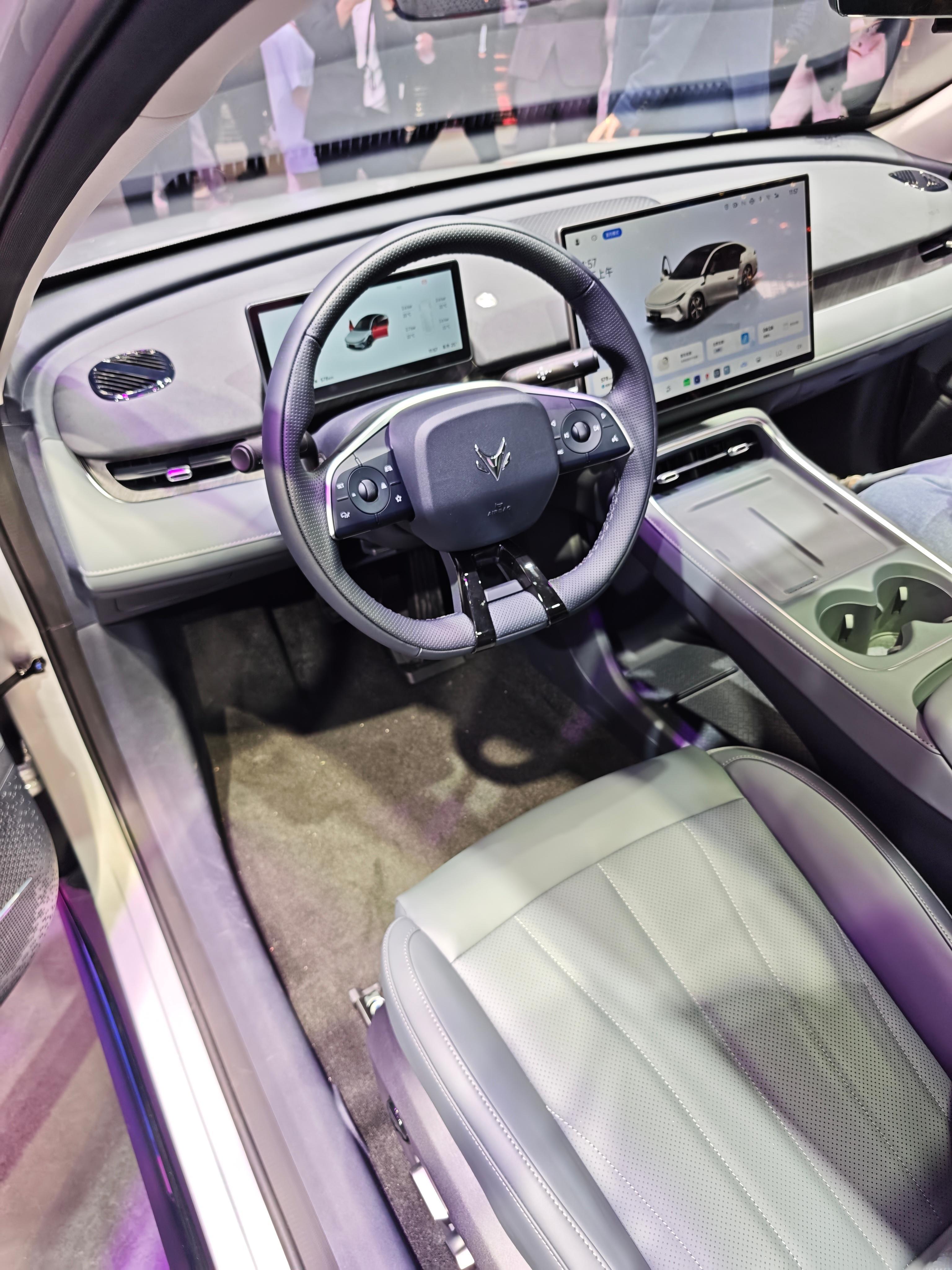 4月24日北京国际车展上，极狐汽车大空间越级纯电家轿极狐S3正式亮相并开启预售。