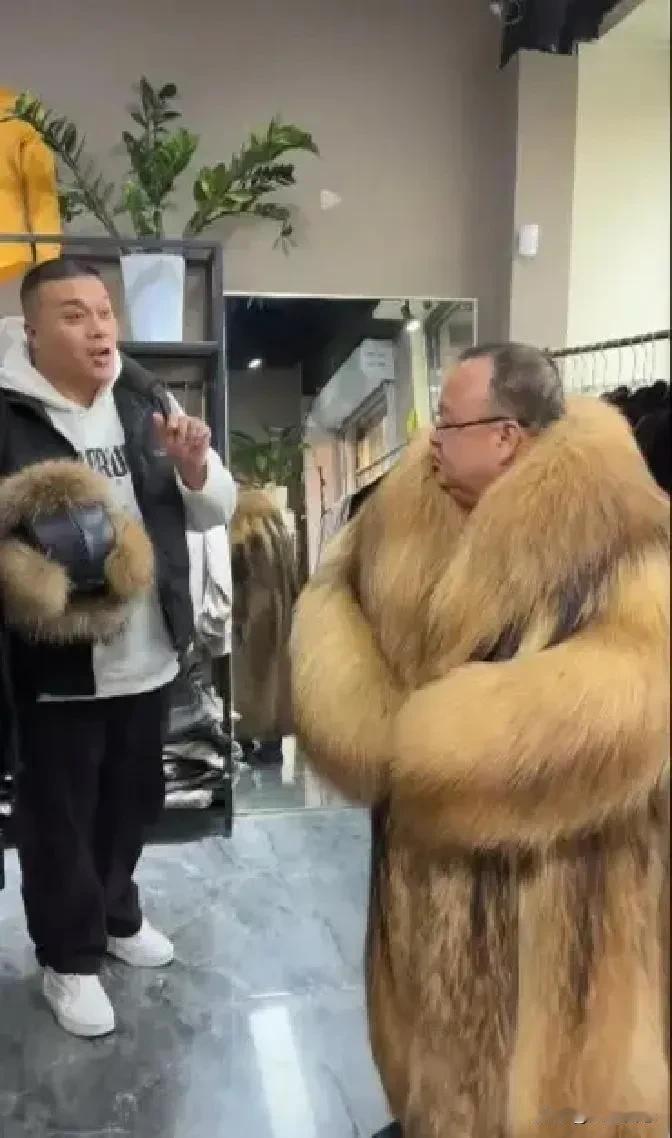山东大哥进店本来只想试试皮草，店主一句“您穿上就是老板”，直接给他夸飘了。店