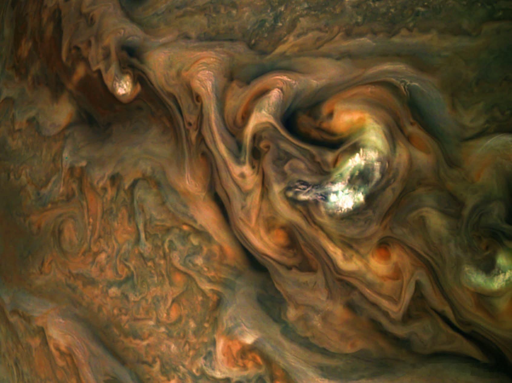 在木星北半球高空之上，NASA的朱诺号探测器捕捉到了JetN3在流动中的