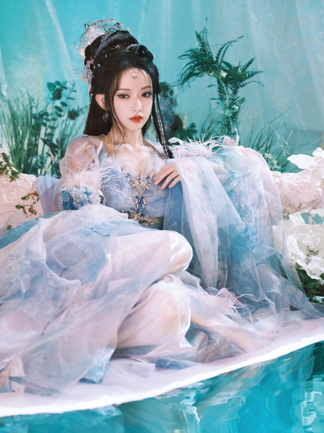 程潇24节气舞台新增妆造图来咯！此女这张脸真的巨适合华丽的妆造[爱心]​​​