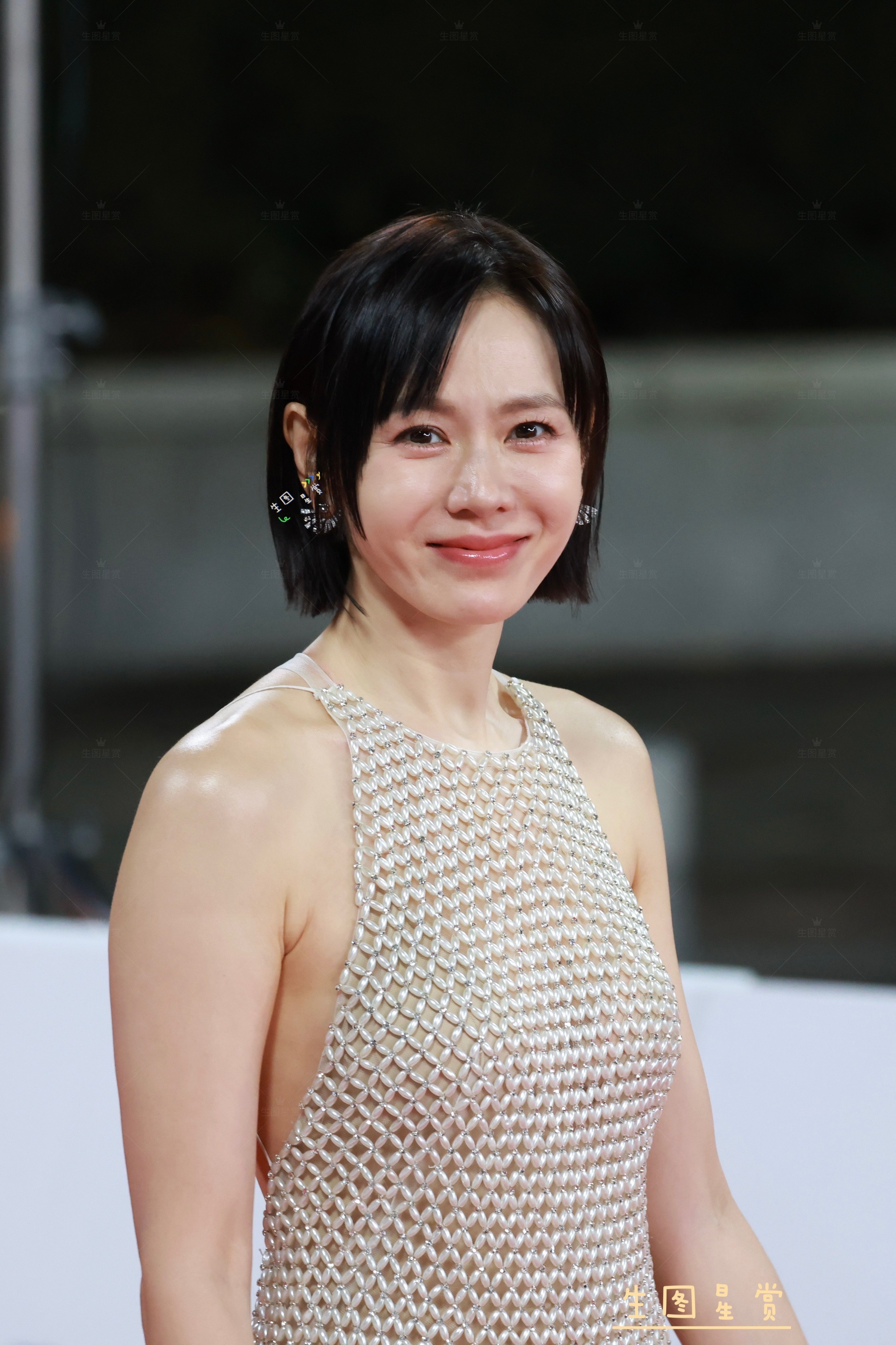 孙艺珍青龙电影节红毯生图短发秀美背，优雅韵味迷人