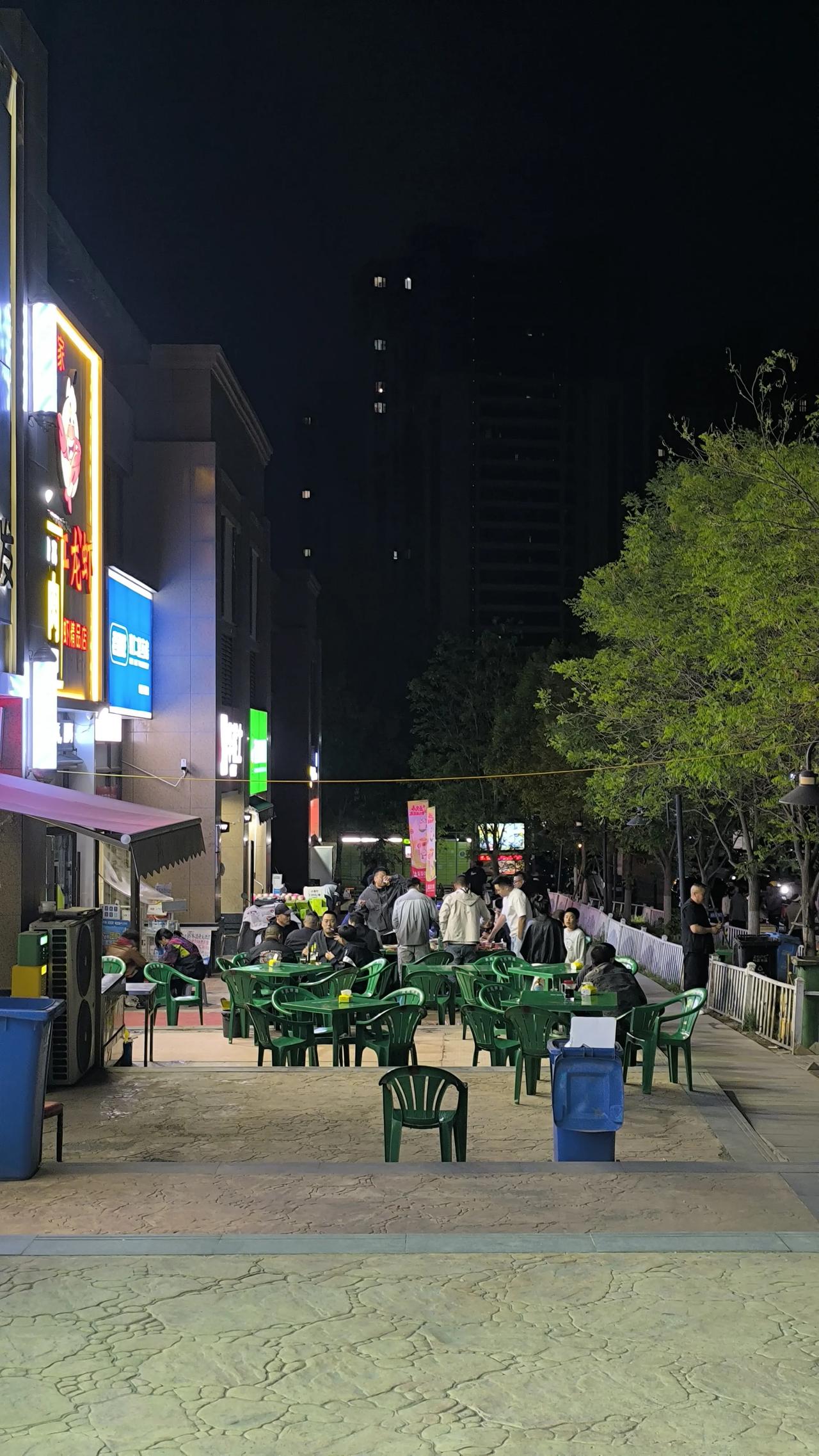 兰州的啤酒摊生活充满了独特的魅力。夜幕降临，城市的烟火气就被点燃。在啤酒摊，没有