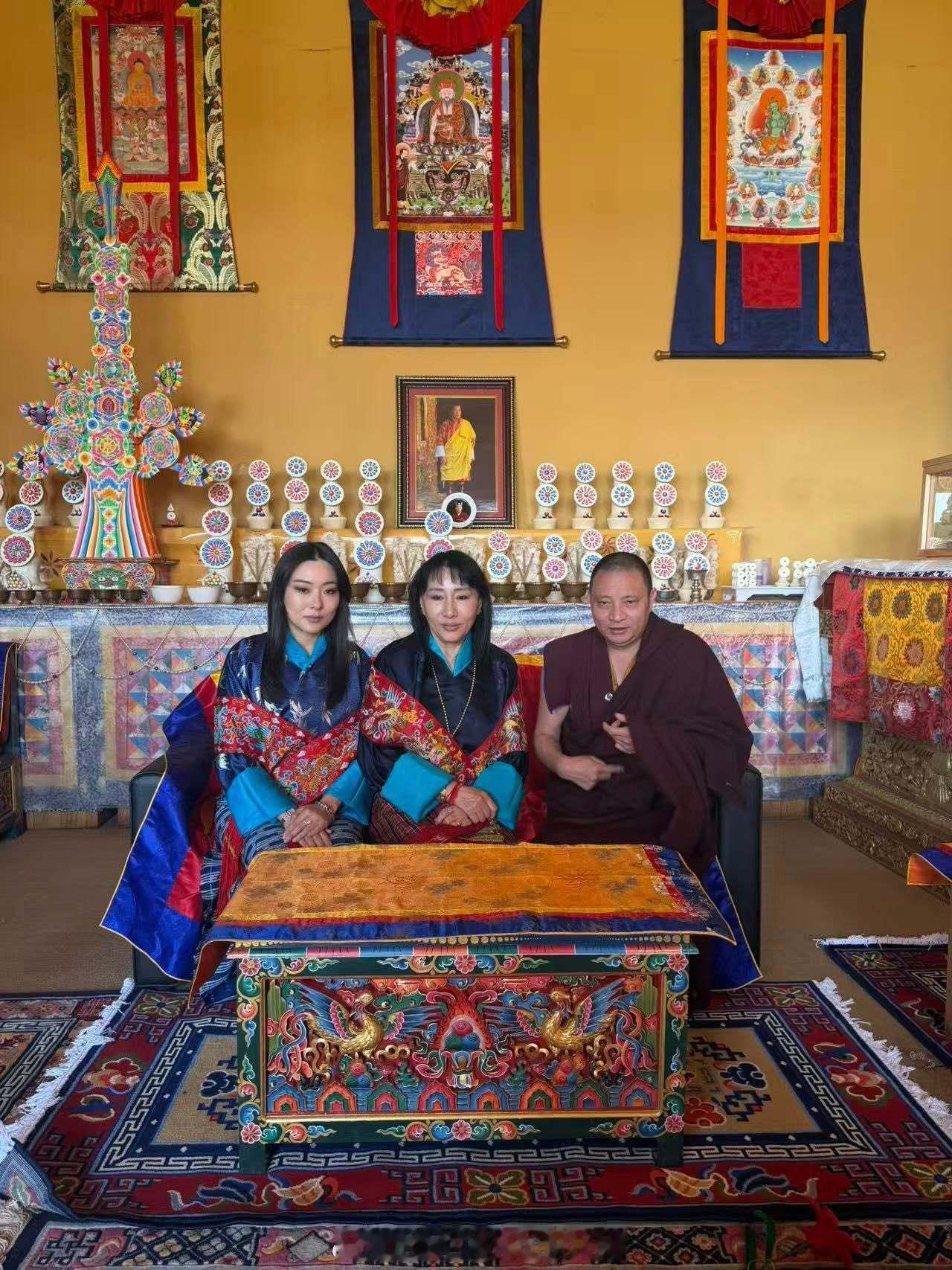 王室王室不丹王室2026年4月21日，县城二王后和四公主参加一个棕教活动，菠菜