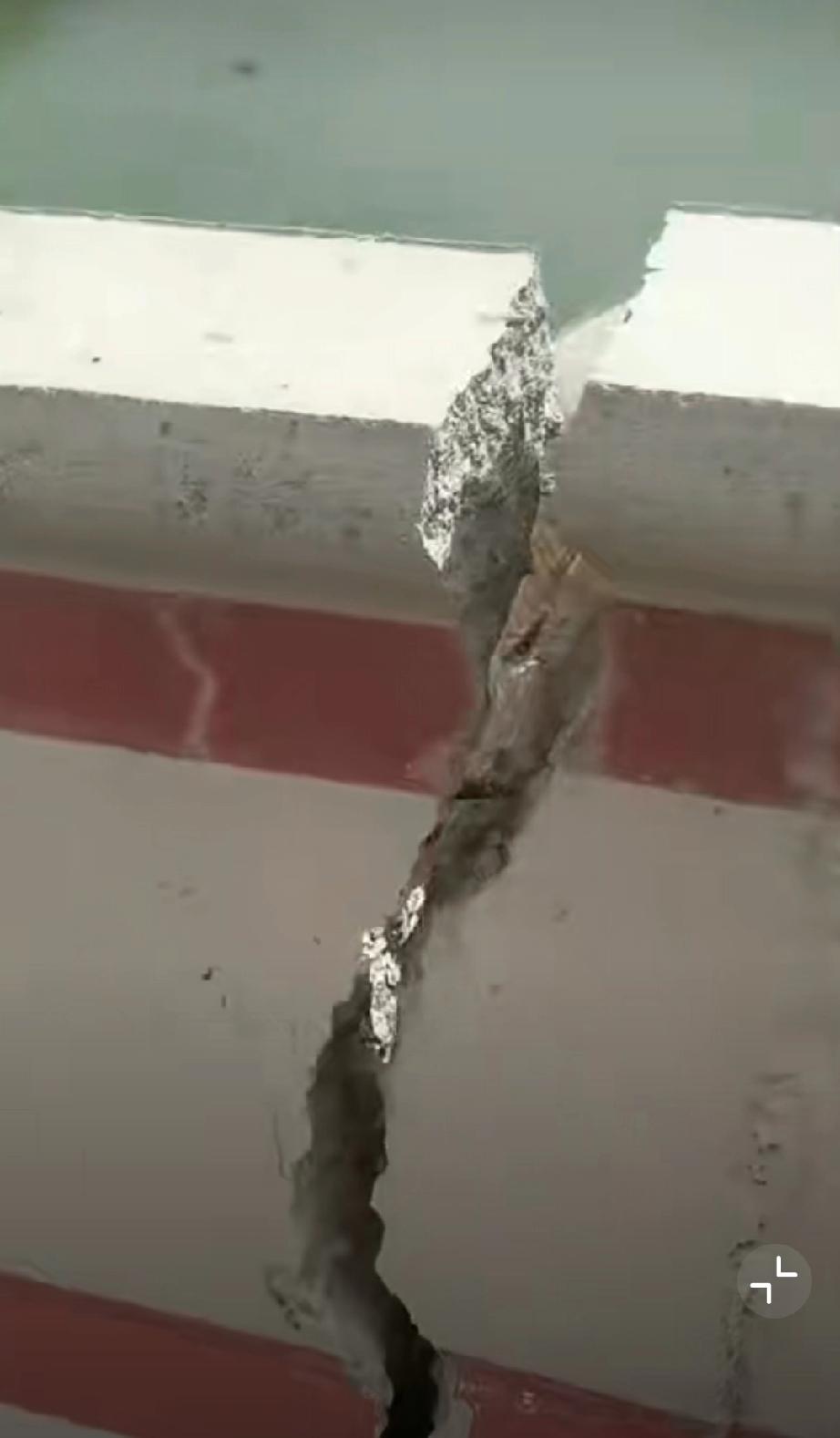 11月11日，四川省阿坝州马尔康市双江口水电站红旗桥发生垮塌。大桥部分桥体坠入足