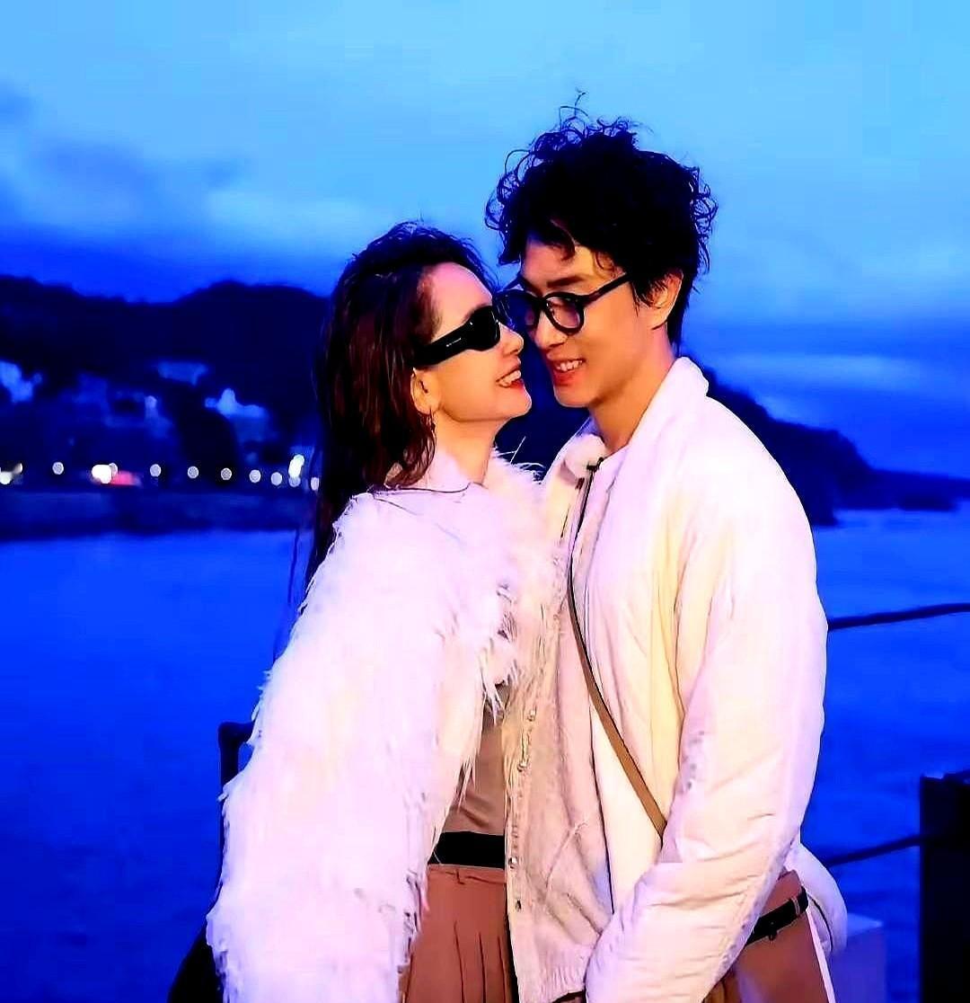 戚薇和李承铉不装恩爱，只练本事。每天半小时，吵完就聊，不隔夜。他带娃四年，抑