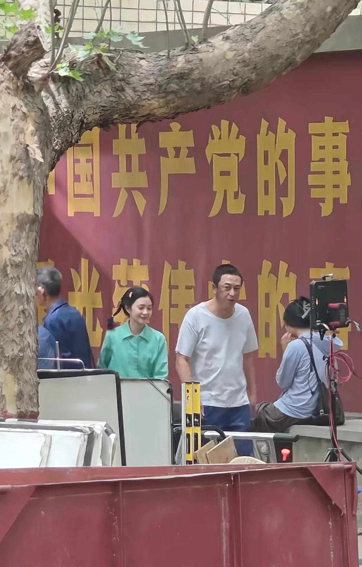 看张嘉译新剧剧透照片，感觉他的强直性脊柱炎越来越严重了，腰越来越弯了。这明显的是