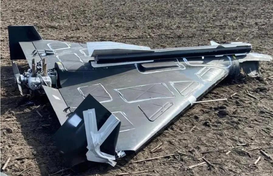 乌克兰国防部长顾问谢尔盖·别斯克列斯诺夫展示了俄罗斯“天竺葵”无人机的照片，可以