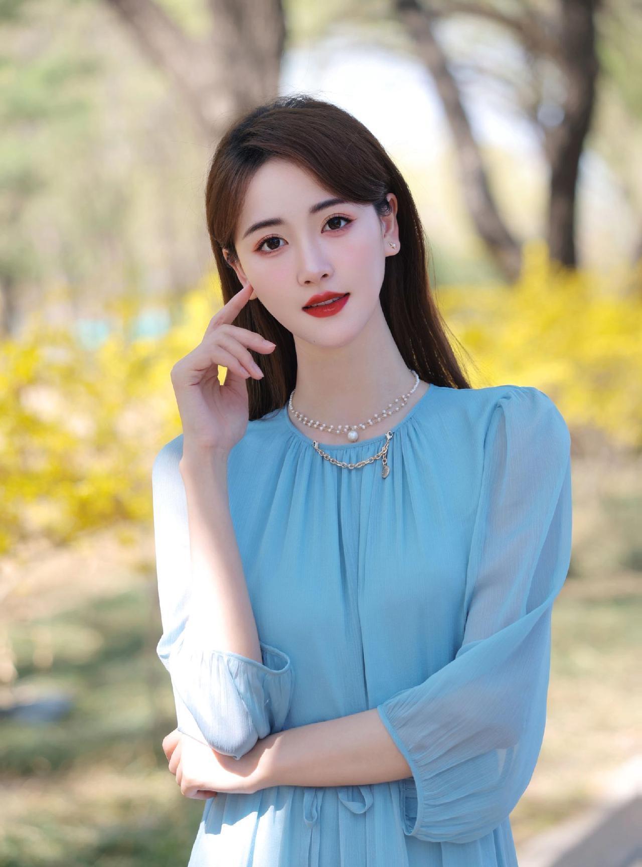 她的美清新脱俗，似出水芙蓉。#分享绝美佳人照##唯美流光美人#
