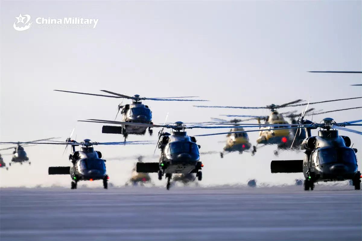 中国陆航的直20通用直升机和米-17/171运输直升机编队，气势磅礴。国产直2