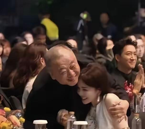 白鹿笑得灿烂，白鹿旁边这位男士可是个大人物，大多数人都不认识，不说大人物的名字，
