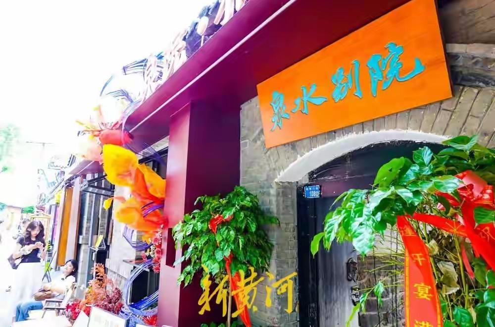 济南后宰门街，那可是个宝藏地。它位于大明湖街道，西起曲水亭街，东至县西巷。这里历
